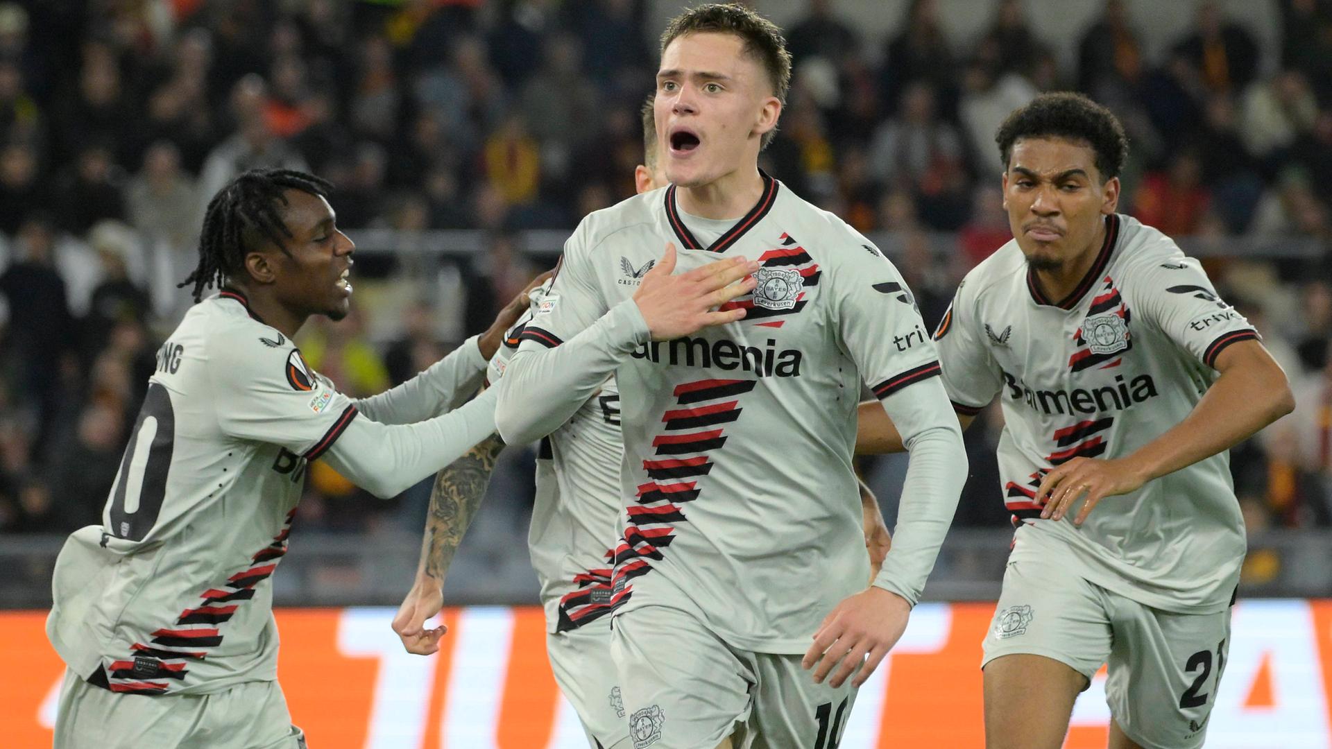 Europa League, Halbfinal-Hinspiel AS Rom - Bayer Leverkusen am 2. Mai 2024: Leverkusens Florian Wirtz (Mitte) feiert sein Tor zum 1:0