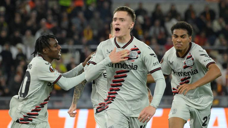 Europa League, Halbfinal-Hinspiel AS Rom - Bayer Leverkusen am 2. Mai 2024: Leverkusens Florian Wirtz (Mitte) feiert sein Tor zum 1:0