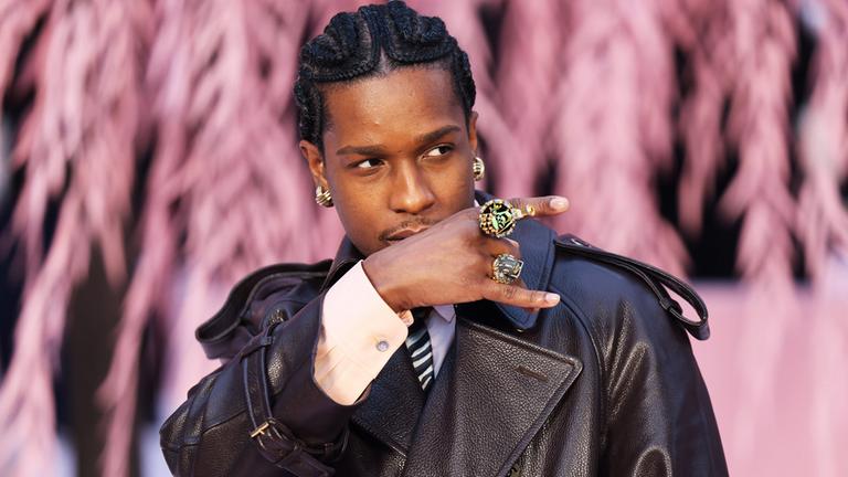 Der Rapper A$AP Rocky posiert für die Kamera.