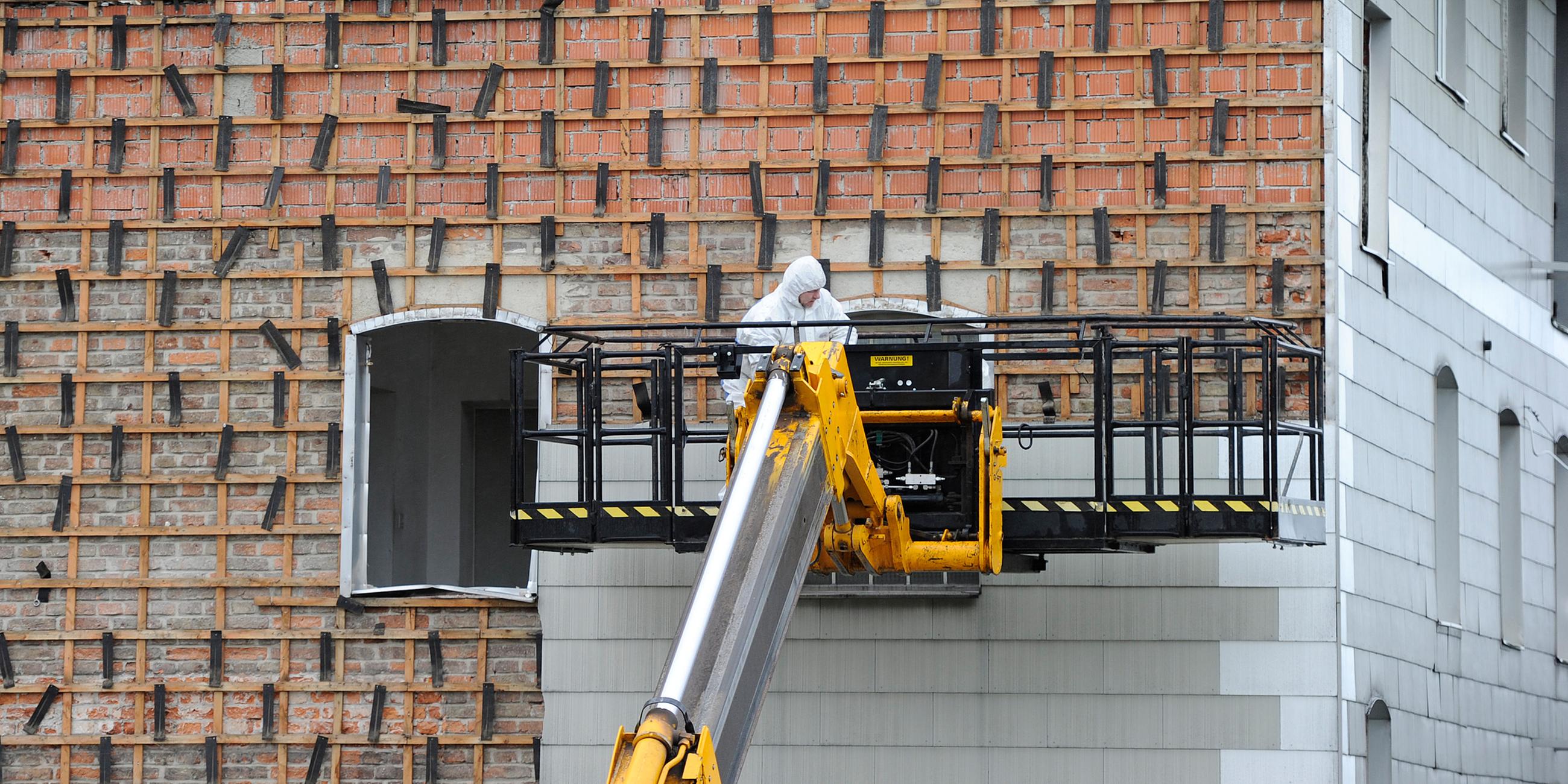 Asbestplatten an einer alten Hausfassade