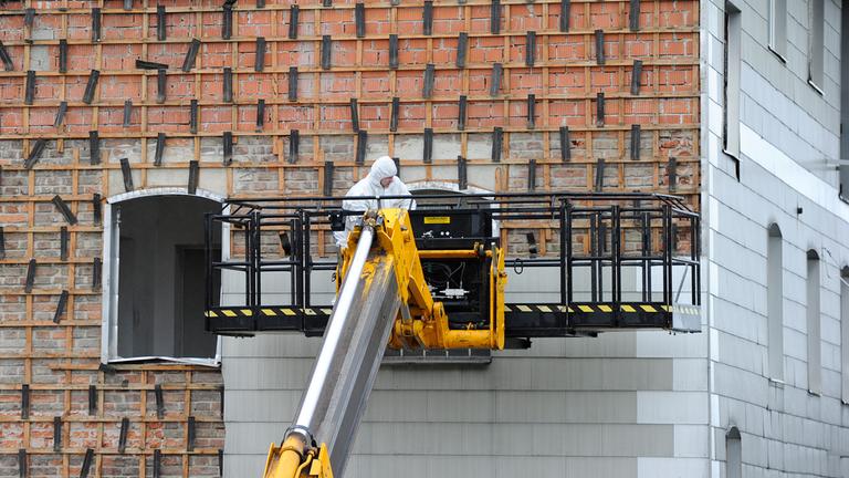 Asbestplatten an einer alten Hausfassade