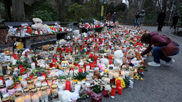  Menschen legen Blumen und Kerzen am Tatort eines Messerangriffs in einem Park in Aschaffenburg, Deutschland, ab, 26. Januar 2025.
