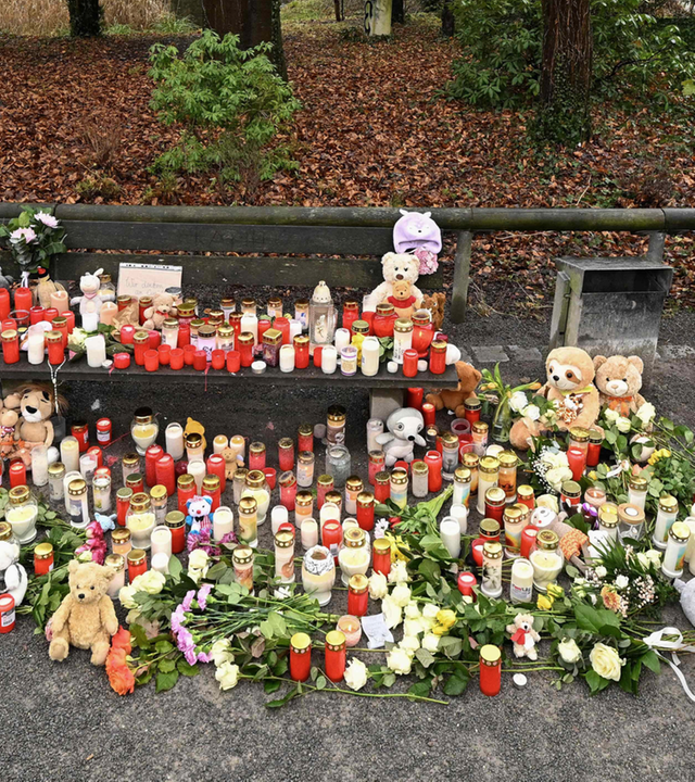 Kind an Gedenkstätte