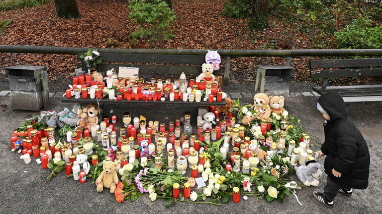 Kind an Gedenkstätte