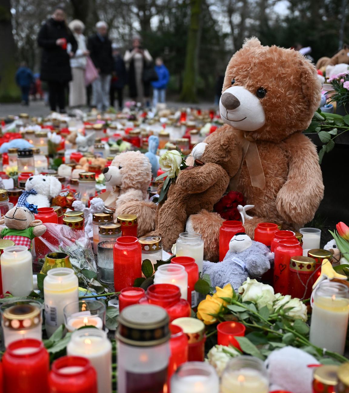 Viele Kerzen, Blumen und Plüschtiere sind im Park Schöntal als Zeichen der Anteilnahme niedergelegt. 