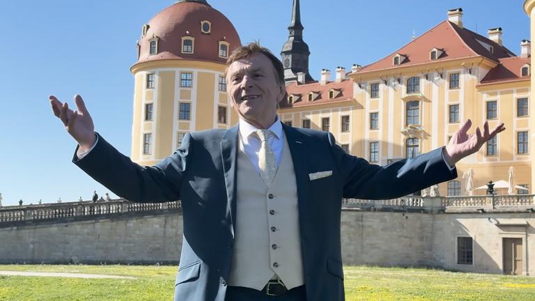 "Drei Nüsse für Aschenbrödel"-Regisseur Trávníček ist zu sehen.