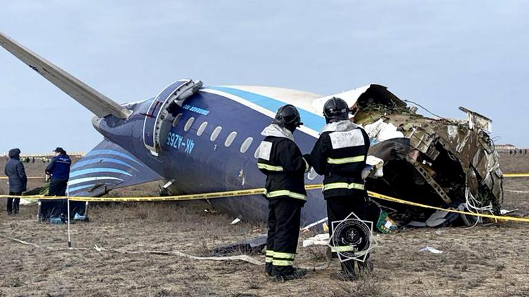 Notfallspezialisten an der Absturzstelle eines Passagierflugzeugs in Kasachstan