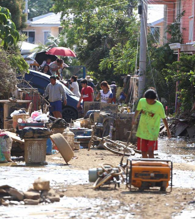 Anwohner räumen ihre durch den Taifun Kalmaegi beschädigten Häuser in Liloan, Provinz Cebu, Zentralphilippinen aus.