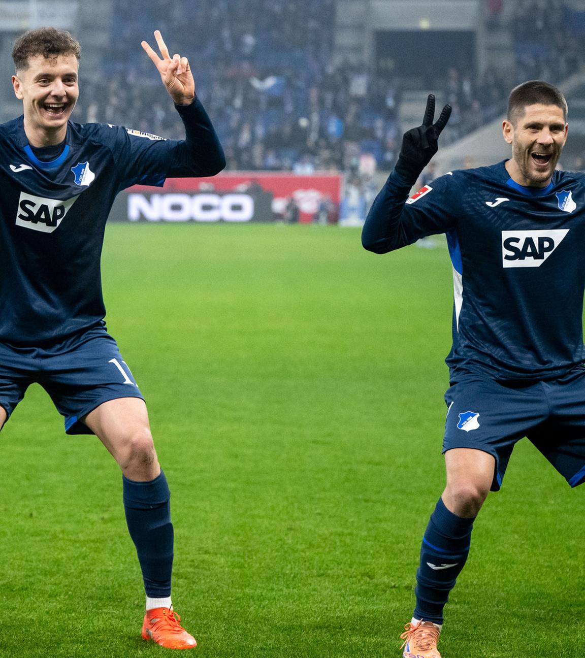 Fisnik Asllani und Andrej Kramarić, beide TSG Hoffenheim, jubeln über das 2:0 beim Bundesligaspiel gegen Borussia Mönchengladbach.