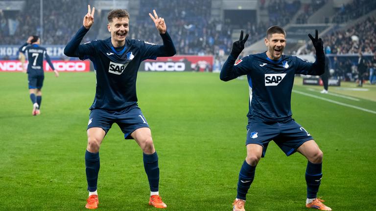 Fisnik Asllani und Andrej Kramarić, beide TSG Hoffenheim, jubeln über das 2:0 beim Bundesligaspiel gegen Borussia Mönchengladbach.