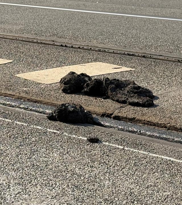 Ein Stück Straßenbelag, das sich durch die Hitze gelöst hat, liegt auf dem Asphalt in Nürnberg, Bayern. 