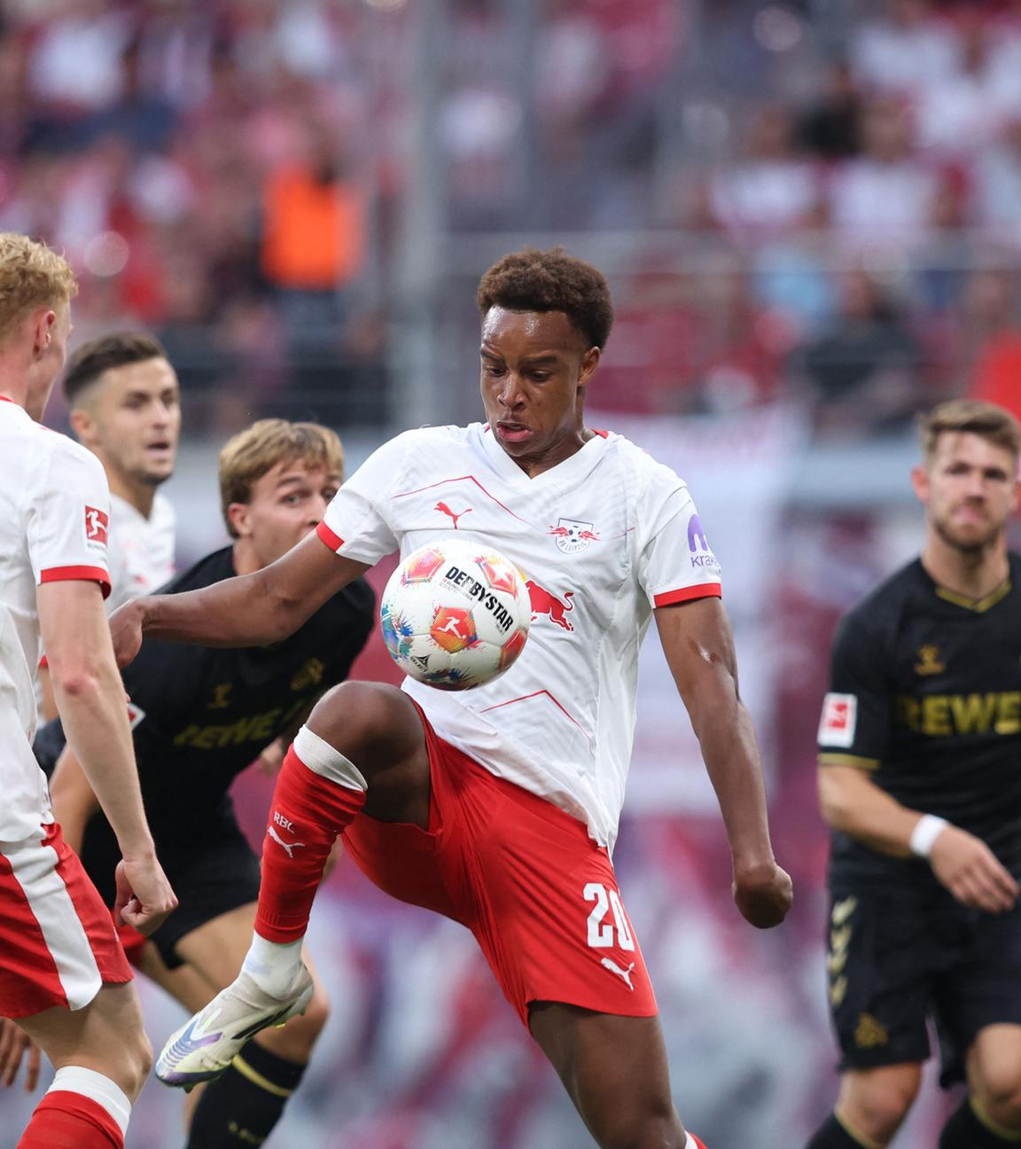 Assan Ouedraogo (20, RB Leipzig) kämpft. 