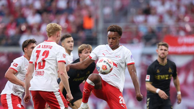 Assan Ouedraogo (20, RB Leipzig) kämpft. 