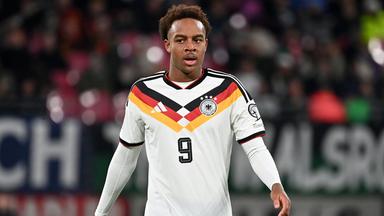 Assan Ouédraogo im Trikot der Nationalmannschaft beim Spiel gegen die Slowakei.