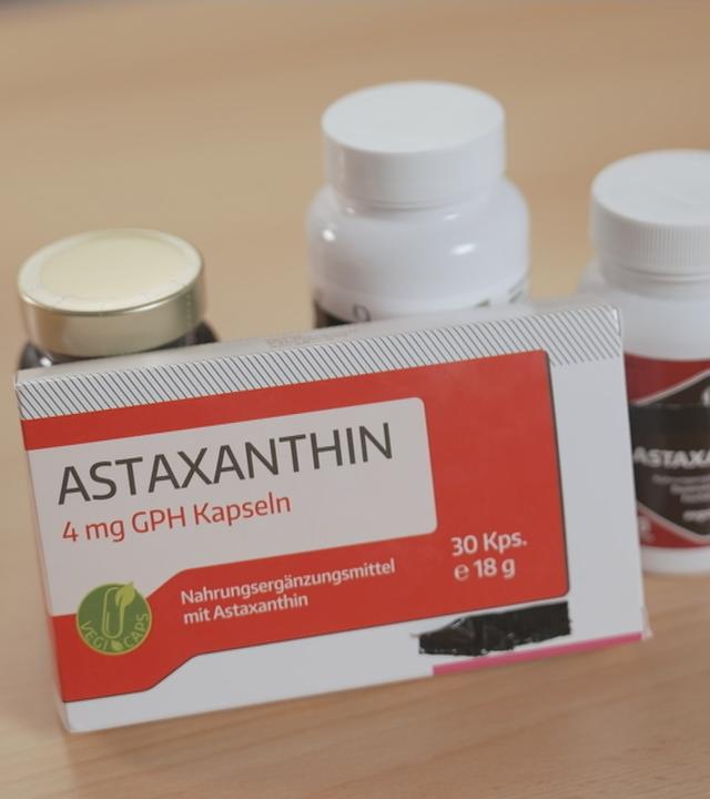 Eine Schachtel Astaxanthin vor anderen Dosen.