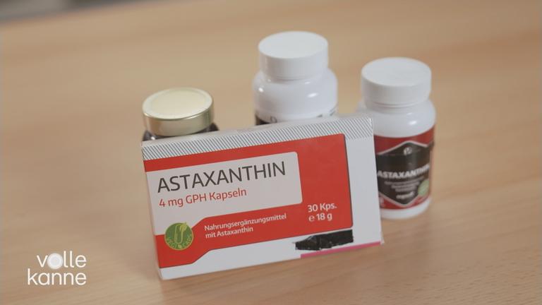 Eine Schachtel Astaxanthin vor anderen Dosen.