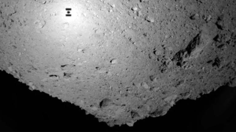 Schatten der Raumsonde "Hayabusa 2" über dem Asteroiden "Ryugu"