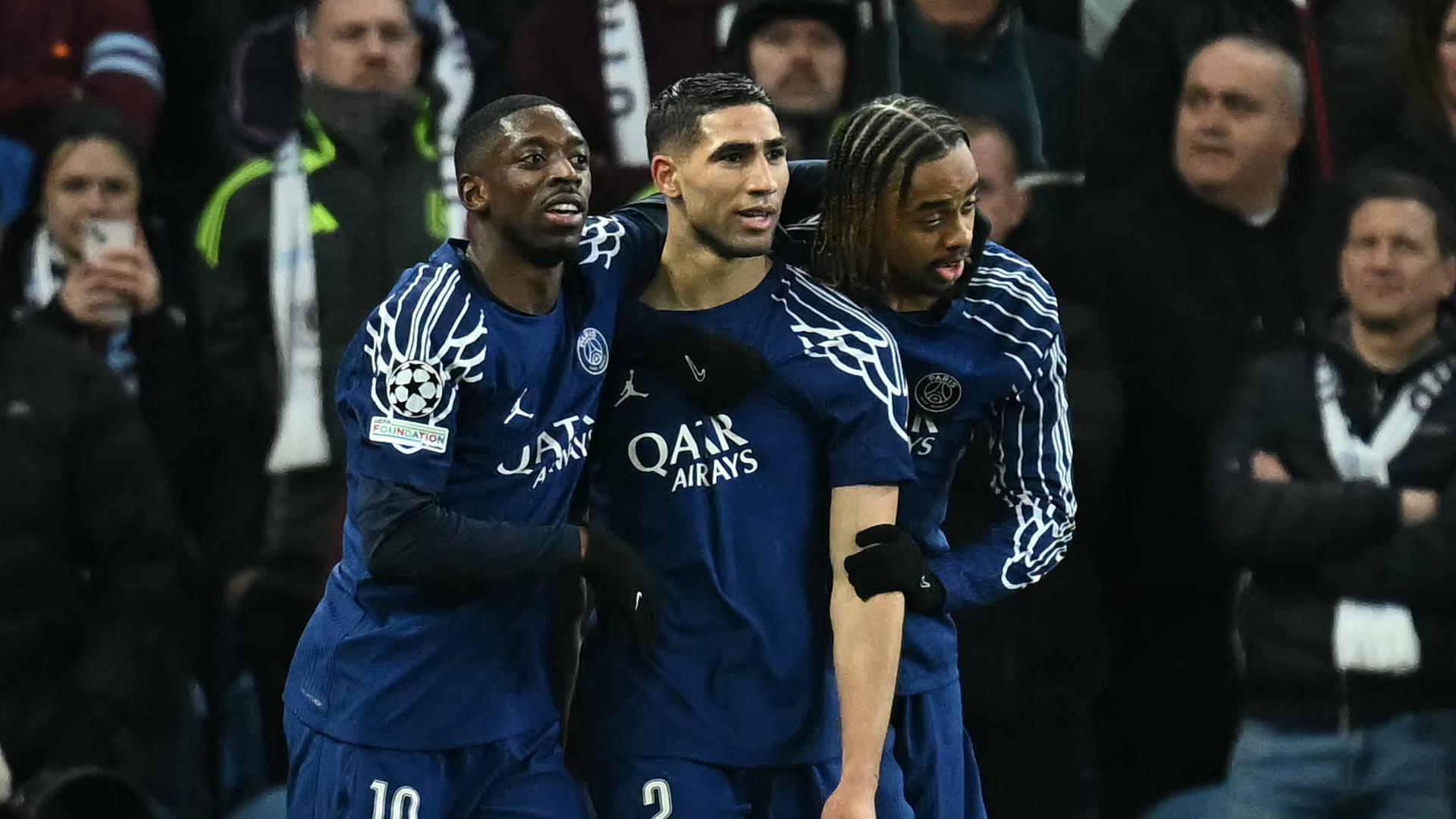 Achraf Hakimi (Mitte) wird von Teamkollegen gefeiert.