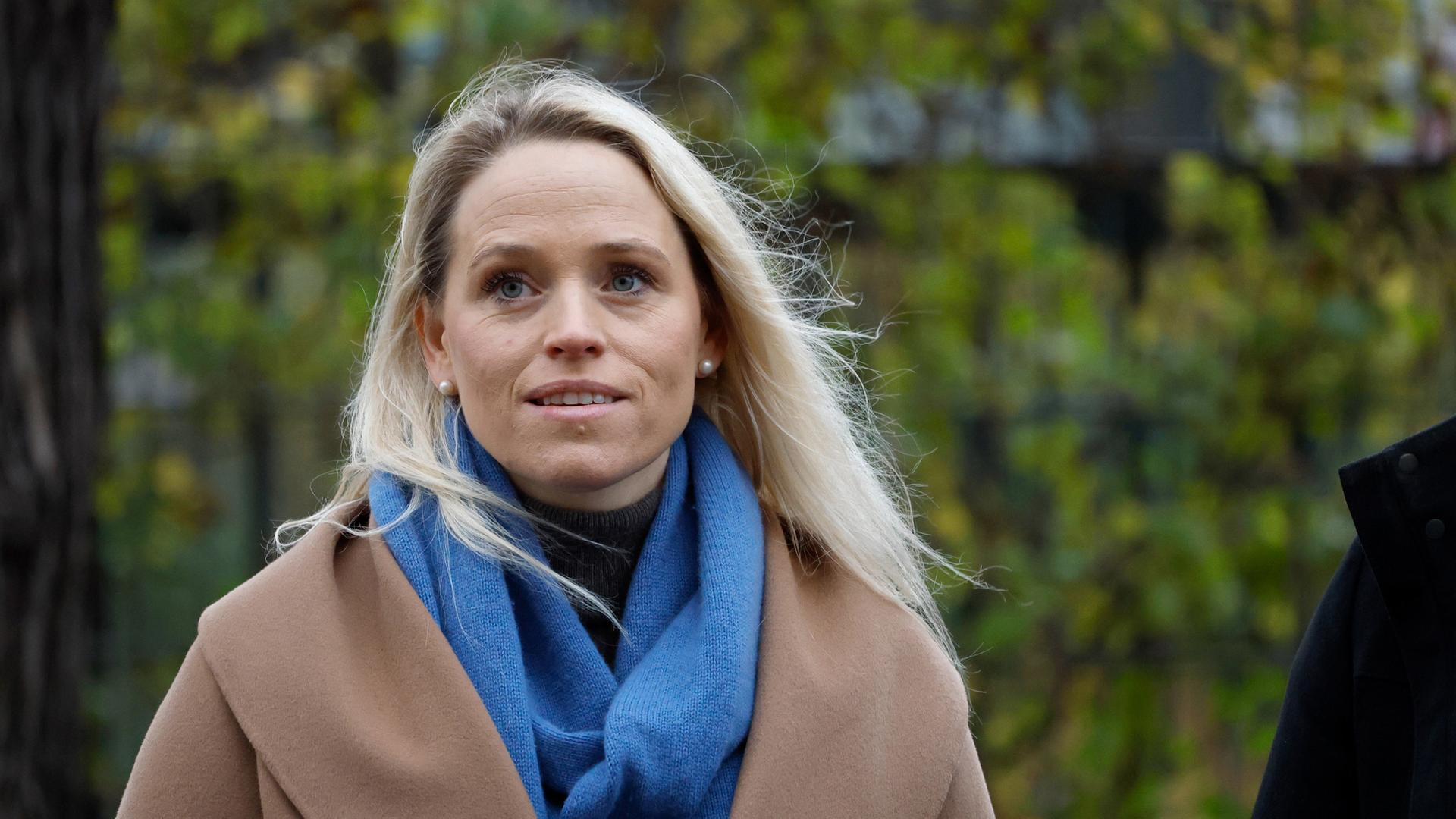 Astrid Have, Ehefrau des Nebenklägers S. Hensel, kommt zur Fortsetzung des Prozesses gegen C. Block wegen mutmaßlicher Kindesentführung ins Landgericht.