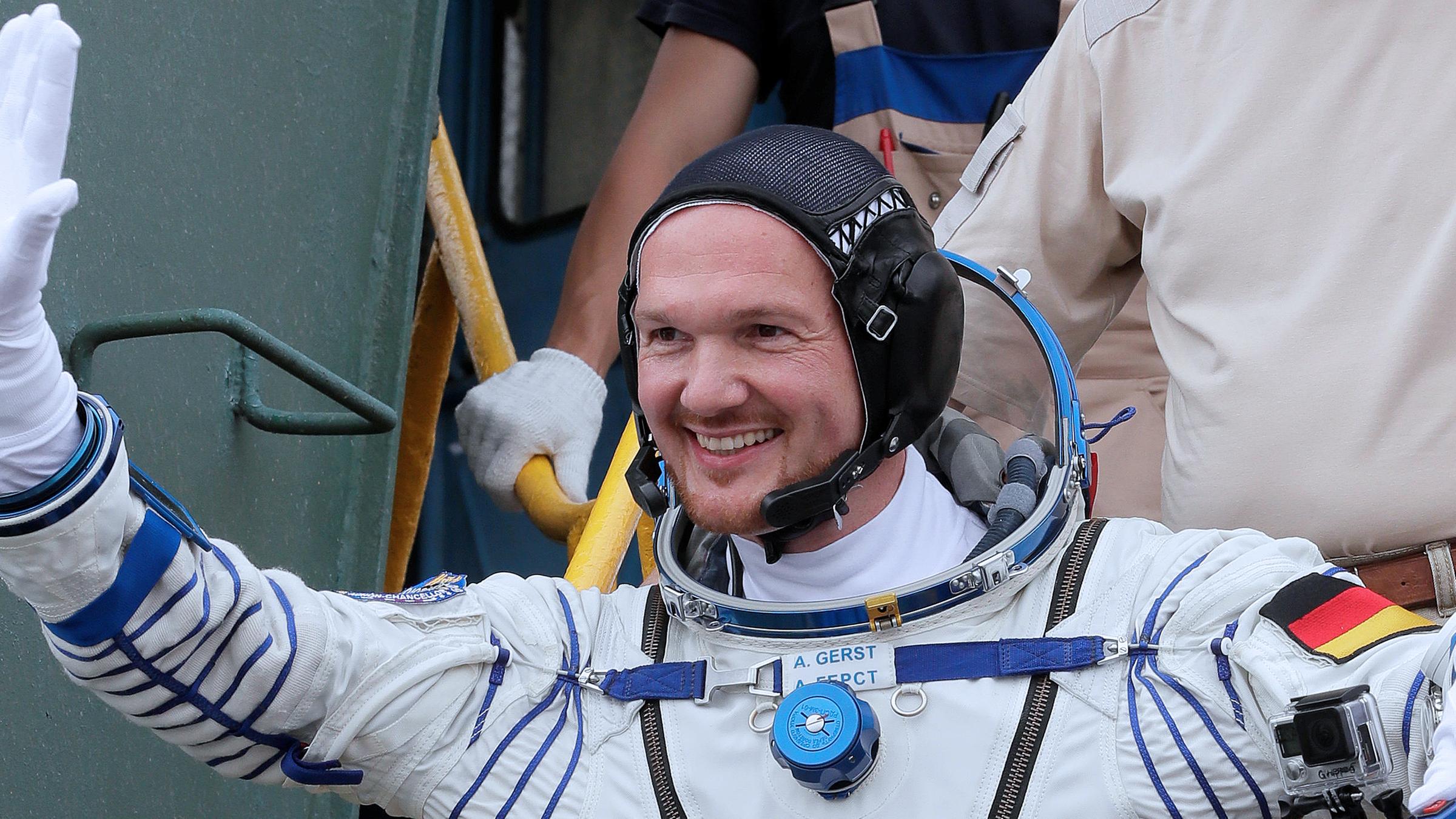 Archiv: Alexander Gerst winkt beim Betreten der Rakete