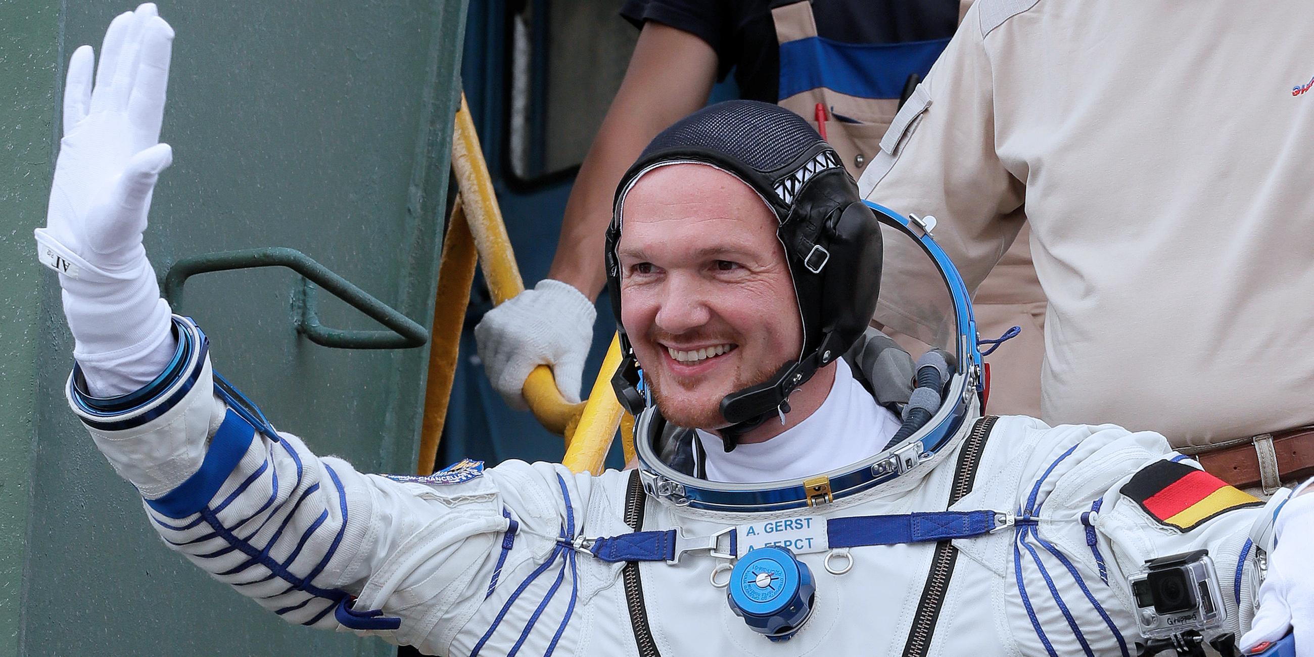 Archiv: Alexander Gerst winkt beim Betreten der Rakete