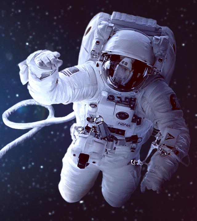 Astronaut im Weltraum bei Reparaturarbeiten