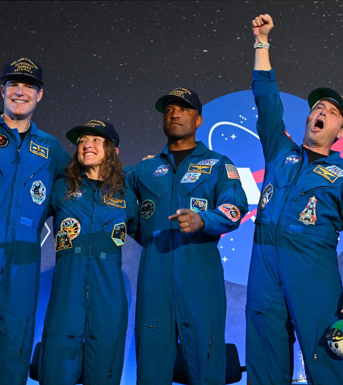 Die Astronauten der NASA-Mission Artemis II, Jeremy Hansen, Christina Koch, Victor Glover und Kommandant Reid Wiseman von der kanadischen Raumfahrtbehörde CSA, reagieren während einer Begrüßungszeremonie auf der Ellington Field Joint Reserve Base in Houston, Texas, am 11. April 2026.