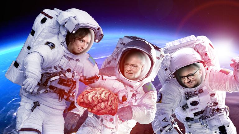 Harald Lesch, Suzanna Randall und Neurowissenschaftler Prof. Dr. Peter zu Eulenburg im Raumanzug