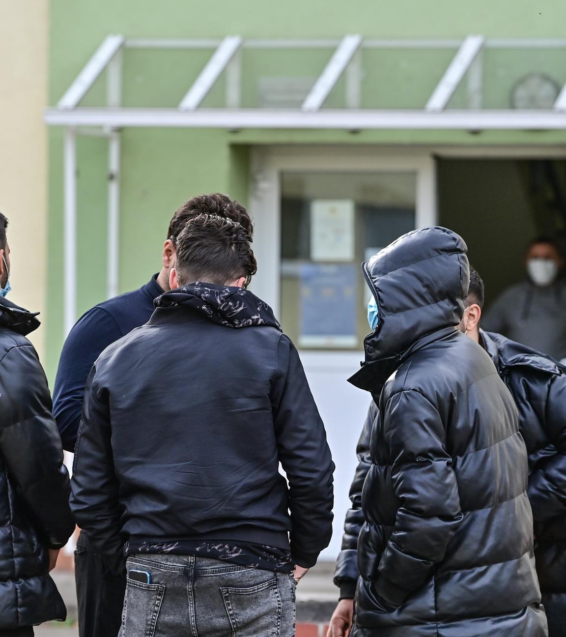 Flüchtlinge stehen auf dem Gelände der Zentralen Erstaufnahmeeinrichtung für Asylbewerber (ZABH) des Landes Brandenburg. 