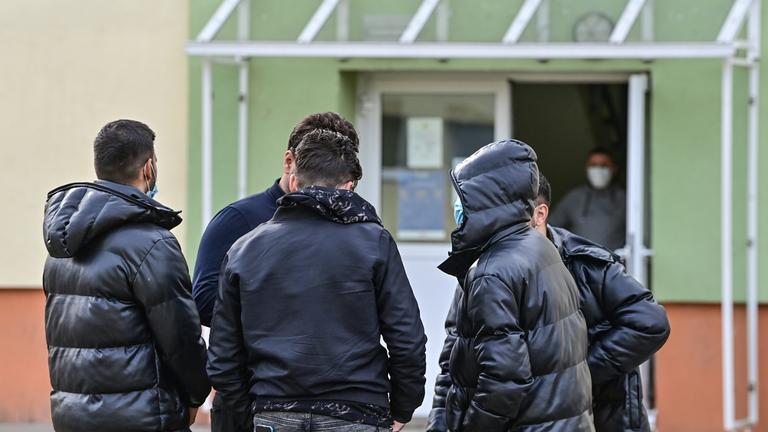 Flüchtlinge stehen auf dem Gelände der Zentralen Erstaufnahmeeinrichtung für Asylbewerber (ZABH) des Landes Brandenburg. 