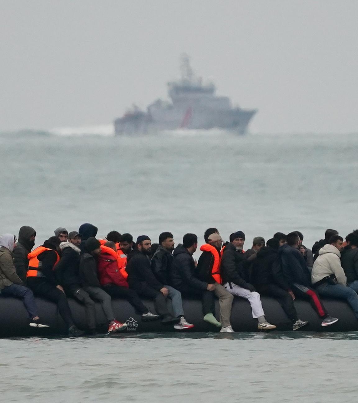 Ein kleines Boot mit Menschen an Bord, bei denen es sich vermutlich um Migranten handelt, verlässt den Strand. (Archiv)