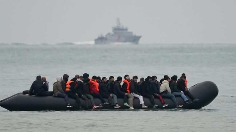 Ein kleines Boot mit Menschen an Bord, bei denen es sich vermutlich um Migranten handelt, verlässt den Strand. (Archiv)