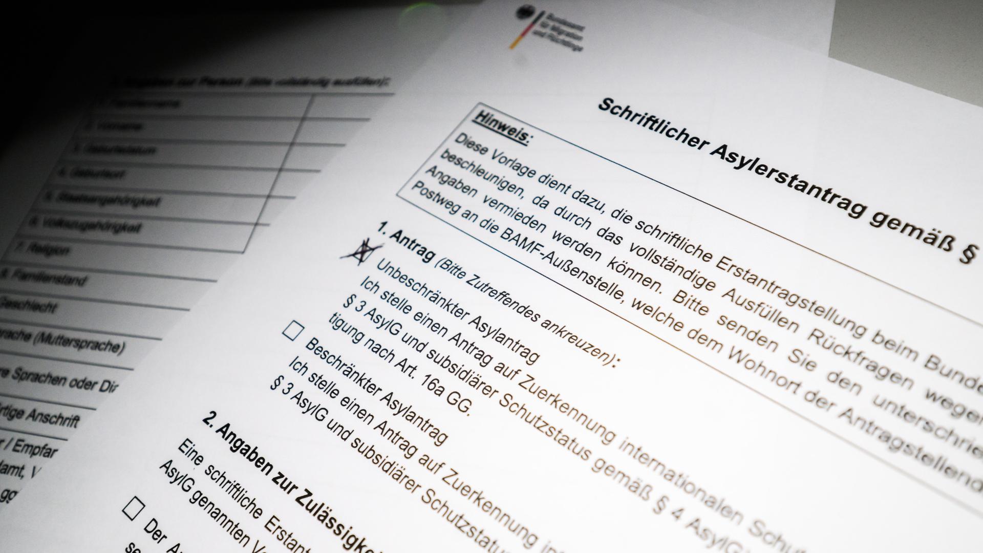 Ein schriftlicher Asylerstantrag des Bundesamts für Migration und Flüchtlinge (BAMF) liegt auf einem Tisch