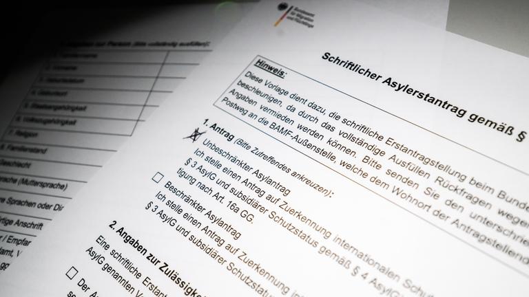 Ein schriftlicher Asylerstantrag des Bundesamts für Migration und Flüchtlinge (BAMF) liegt auf einem Tisch