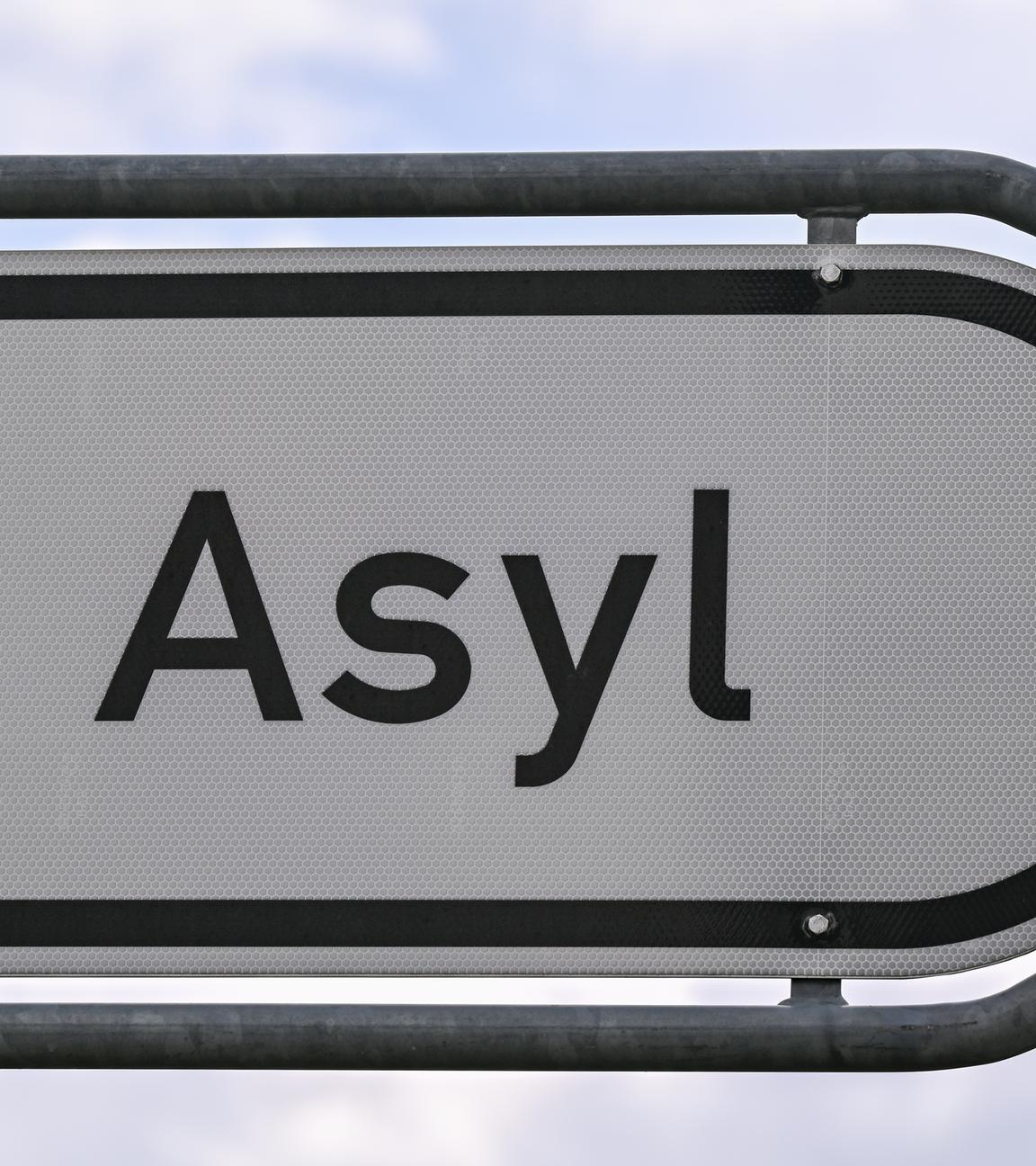 Das Wort «Asyl» steht auf einem Wegweiser