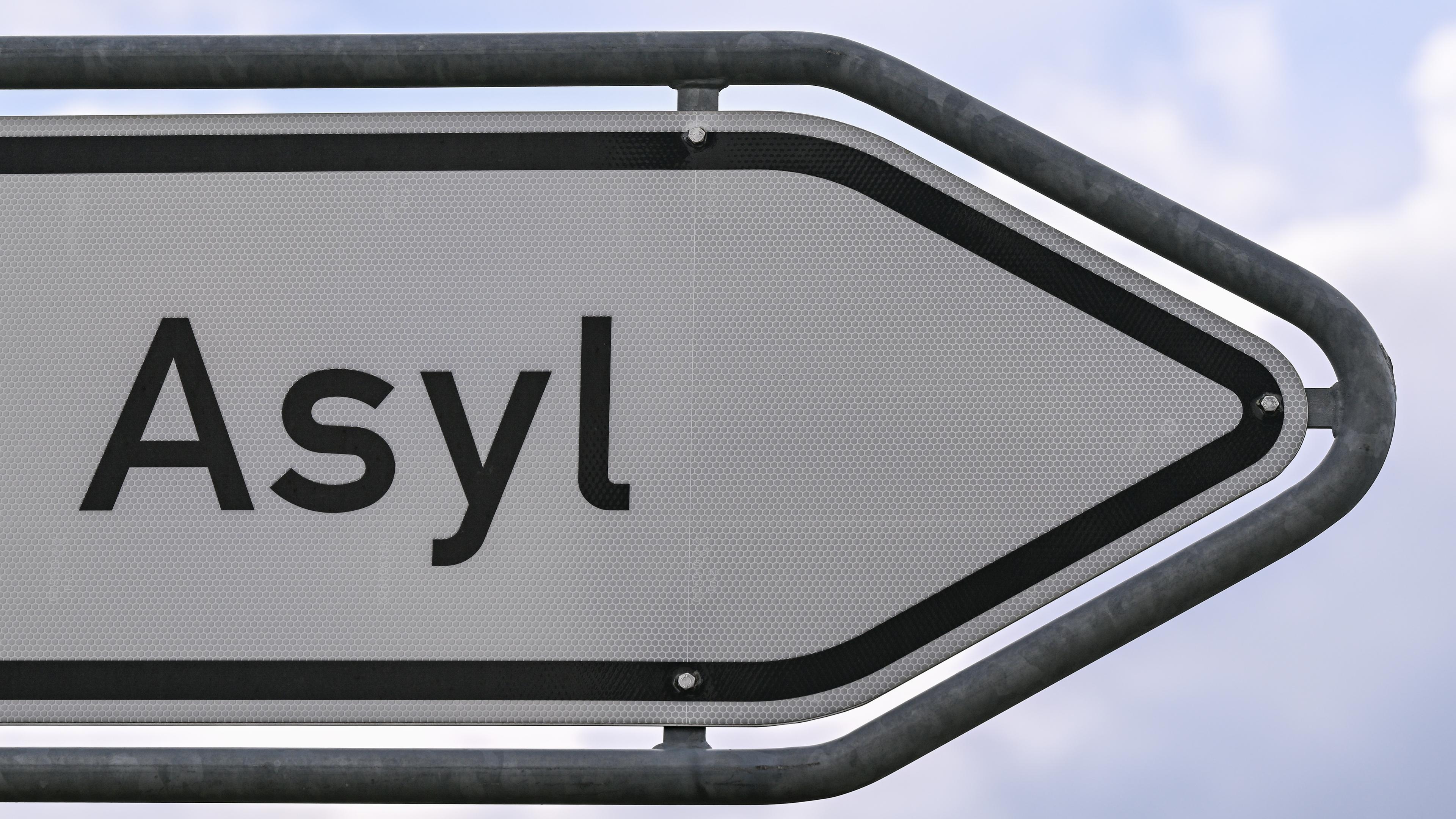 Das Wort «Asyl» steht auf einem Wegweiser