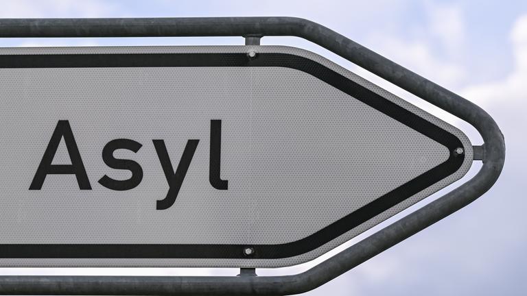 Das Wort «Asyl» steht auf einem Wegweiser