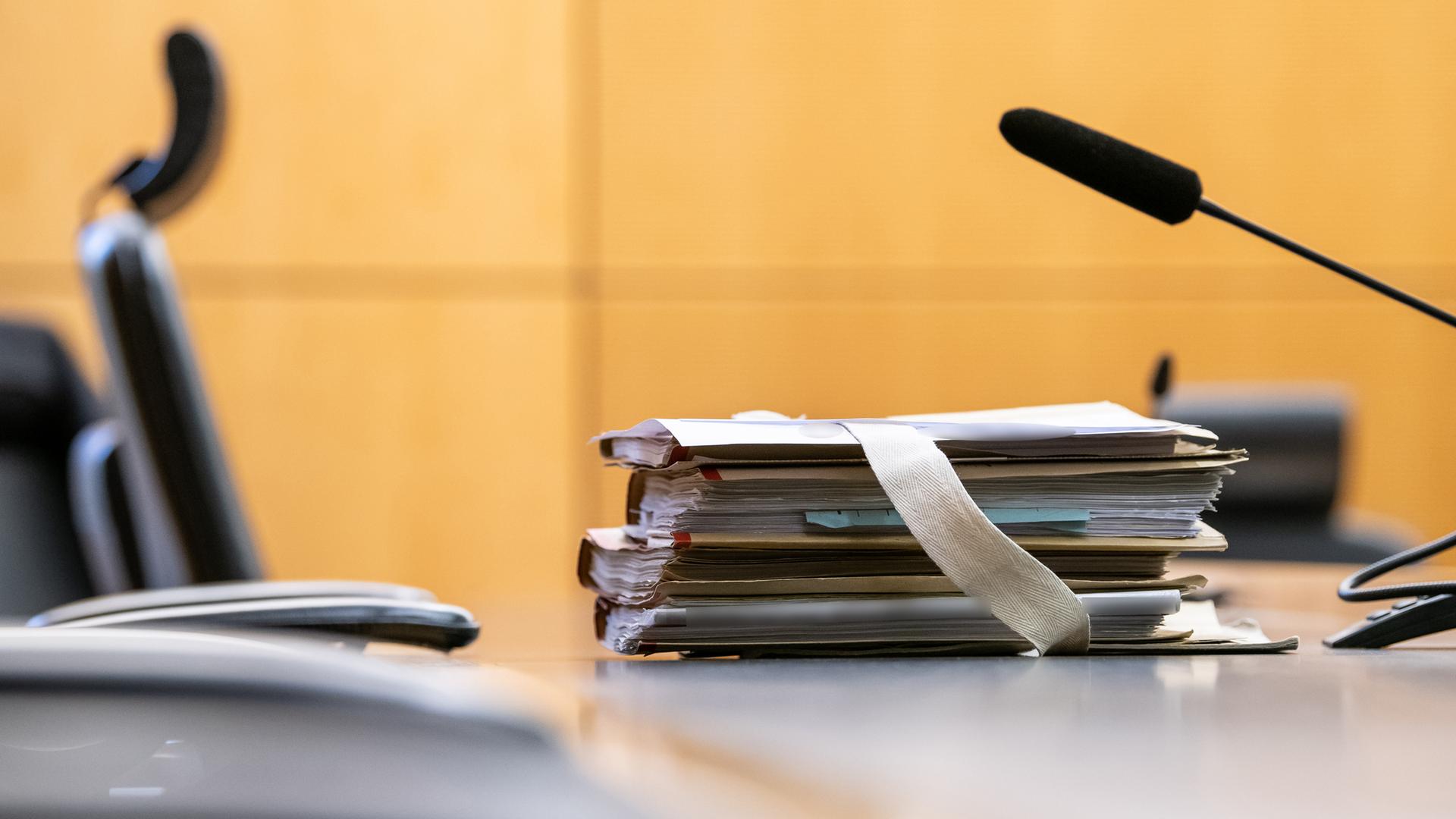 Akten liegen vor Beginn eines Prozesses am Platz eines Vorsitzenden Richters am Landgericht Darmstadt.