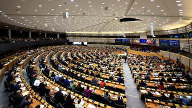 Mitglieder des Europäischen Parlaments nehmen an einer Reihe von Abstimmungen teil.