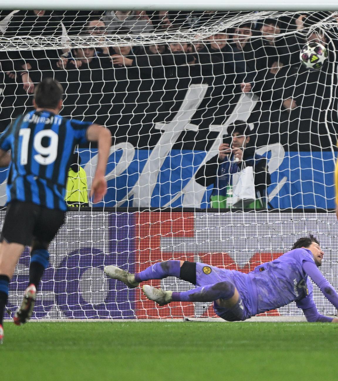 Lazar Samardzic erzielt per Elfmeter das Tor zum 4:1 am 25.02.2026 in Bergamo. 