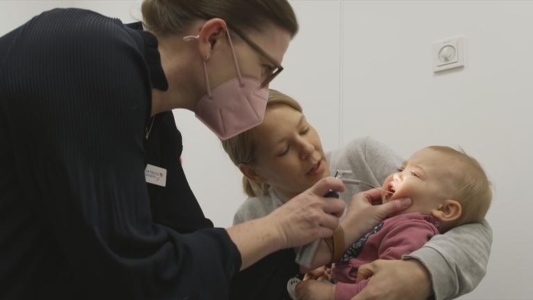 Arzt untersucht Kind mit akuter Atemwegsinfektion