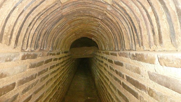 Unterirdischer, gut erhaltener Tunnelabschnitt des römischen Aquädukts von Athen