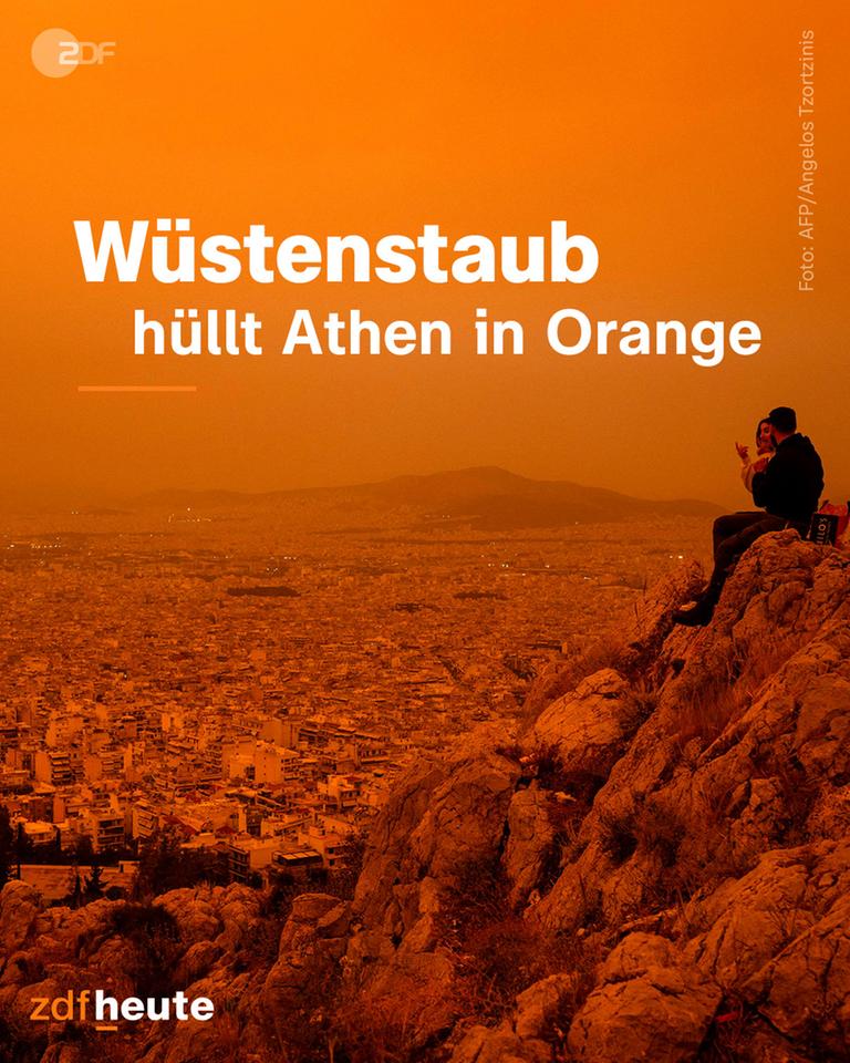 Die Stadt Athen ist von Weitem aus der Luft zu sehen. Der Himmel ist orange von Wüstenstaub.