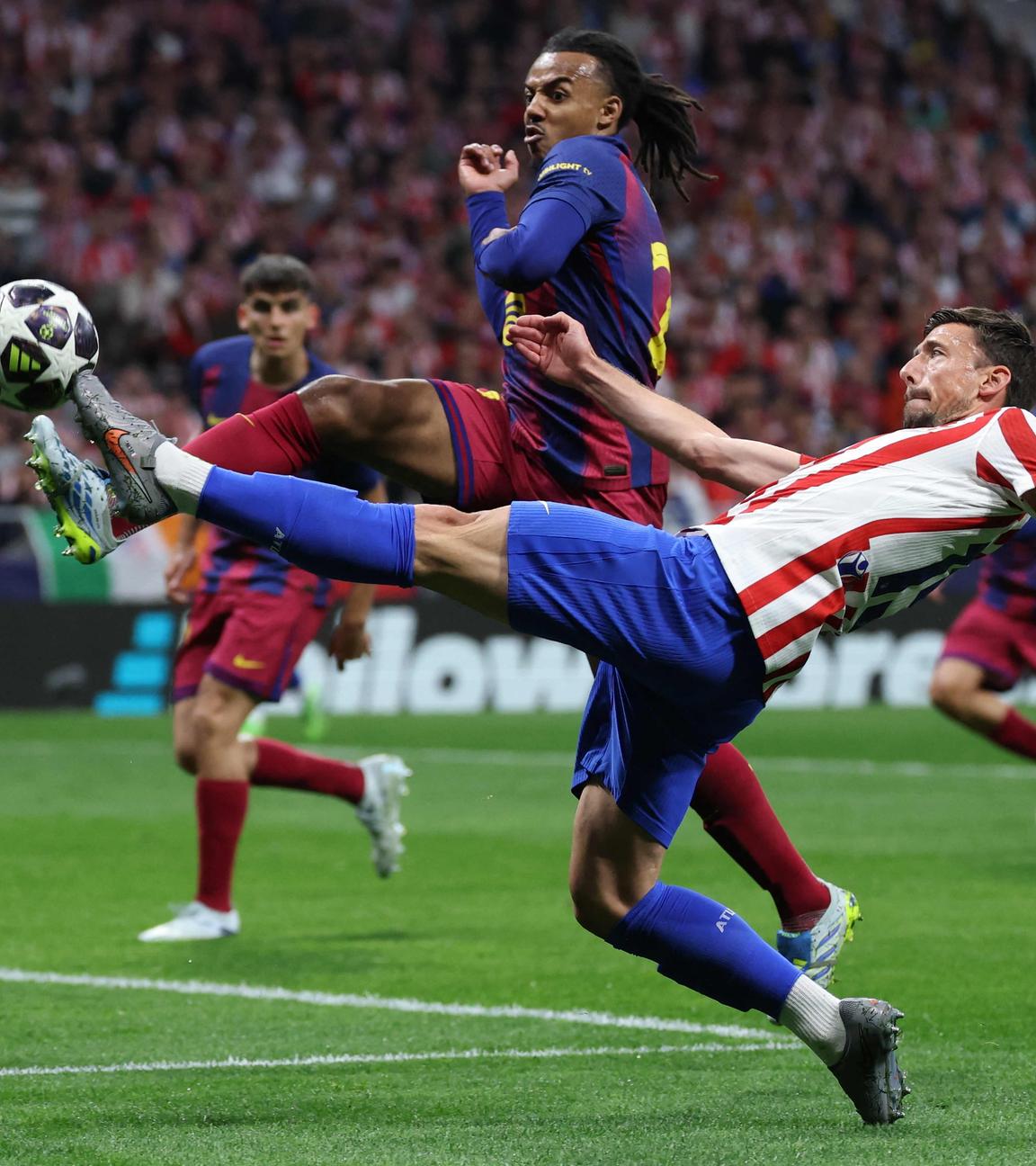 Atletico Madrids Verteidiger Clement Lenglet (rechts) kommt vor Jules Kounde an den Ball