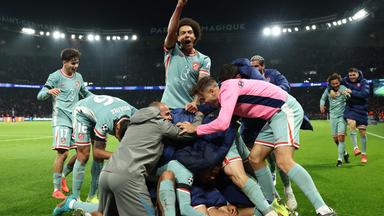 Die Mannschaft von Atletico Madrid jubelt nach dem späten Sieg gegen Paris SG in der Champions League.