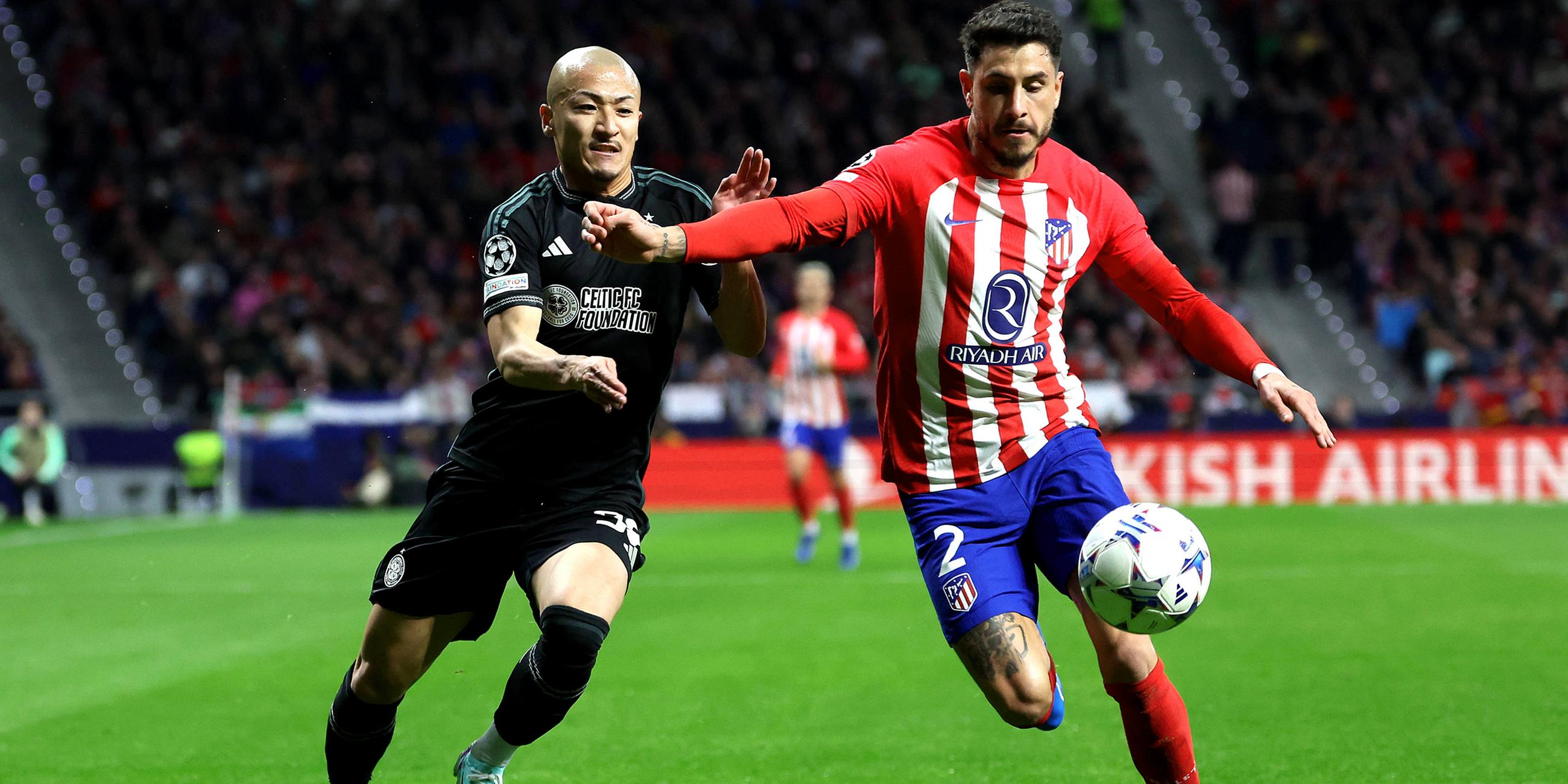 Daizen Maeda (links) von Estadio Metropolitano Celtic und Jose Maria Gimenez von Atletico Madrid kämpfen während des Spiels der UEFA Champions League Gruppe E im Estadio Metropolitano, Madrid, um den Ball.