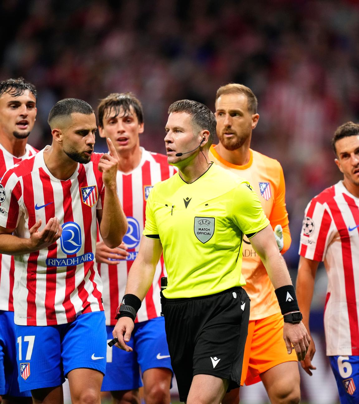 Atlético Madrid - FC Arsenal. Spieler von Atletico Madrid reagieren, nachdem Schiedsrichter Danny Makkelie dem FC Arsenal einen Elfmeter zugesprochen hat.