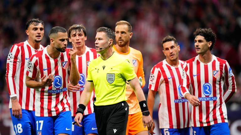 Atlético Madrid - FC Arsenal. Spieler von Atletico Madrid reagieren, nachdem Schiedsrichter Danny Makkelie dem FC Arsenal einen Elfmeter zugesprochen hat.