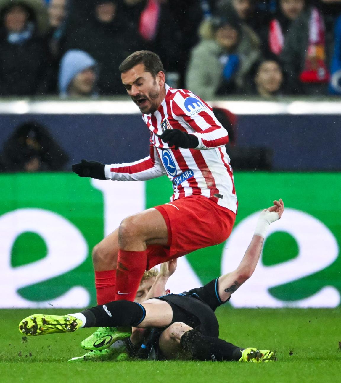 Antoine Griezmann (Atletico Madrid) und Joaquin Seys (FC Brügge) kämpfen. 
