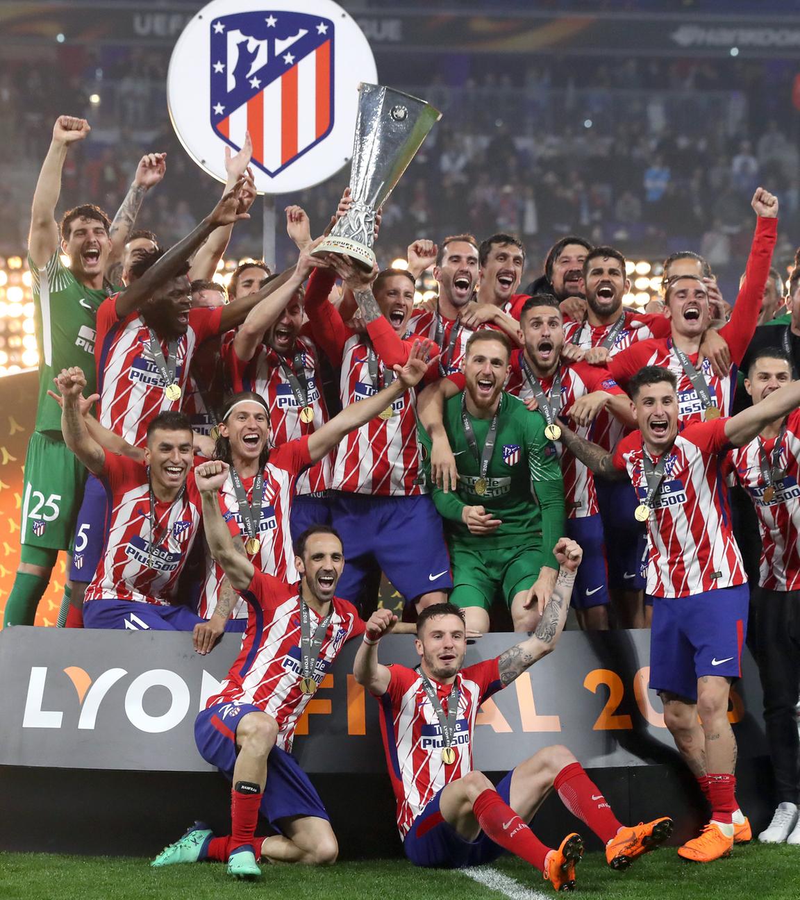 Atletico Madrid jubelt mit Pokal in der Hand nach ihrem Sieg der Europa League 2018.